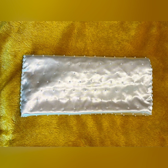 True Vintage Ladies Cream Iridescent Clutch with Shimmery Finish Sequins & Beads - Picture 2 of 6